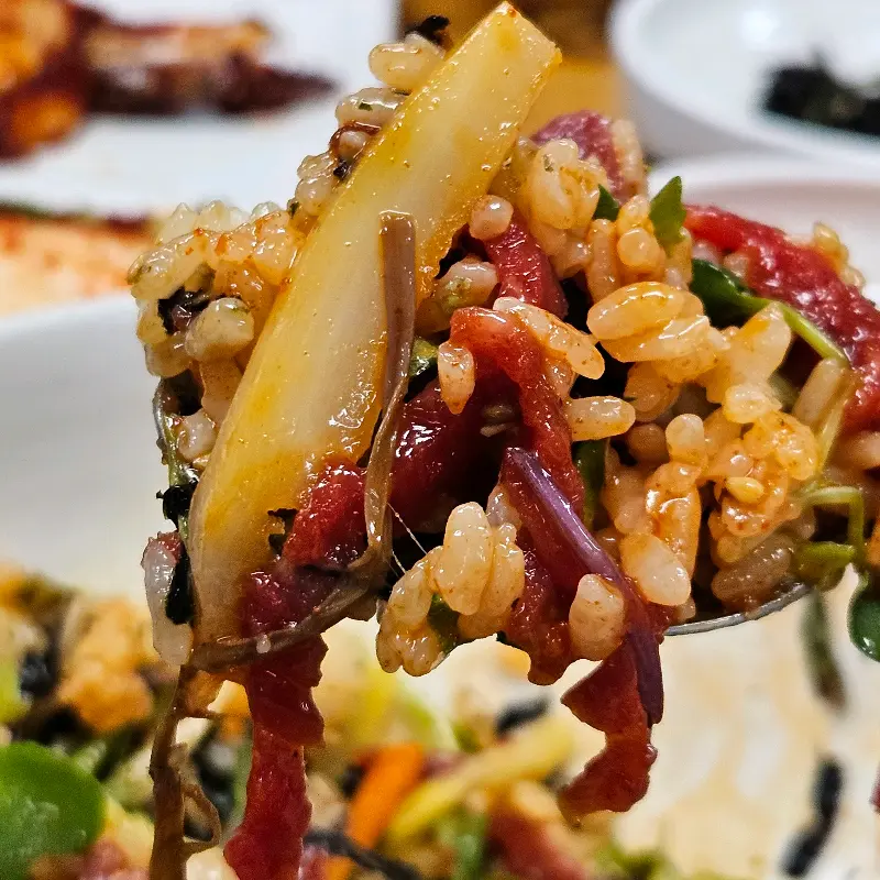 육회비빔밥 한 입