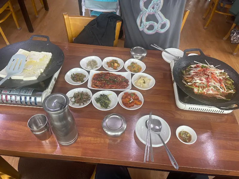 잣두부구이와 전골 한상차림