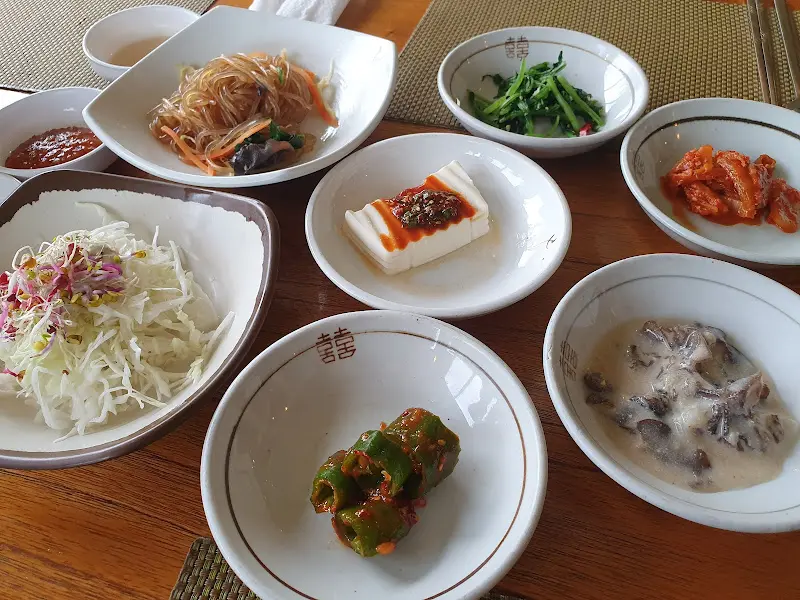 정갈하게 담긴 밑반찬