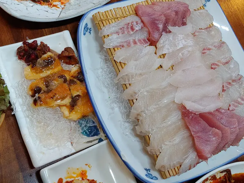 다양한 부위가 담겨 더욱 맛깔스러운 모듬회