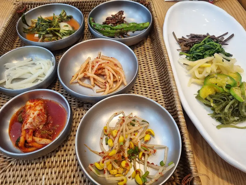 소쿠리에 담겨져 나오는 반찬 클로즈업