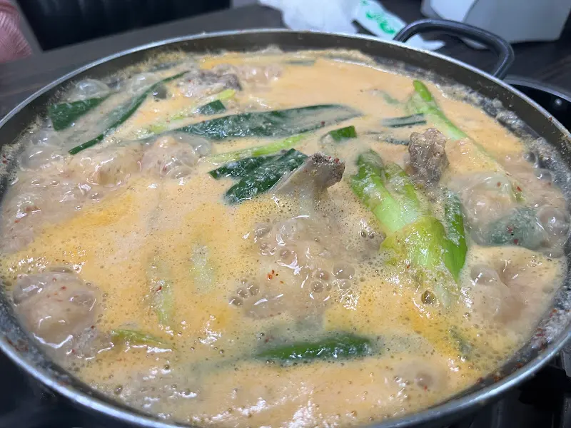 보글보글 끓고 있는 콩비지 감자탕