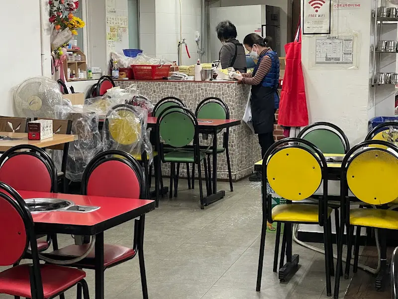 깔끔하게 정리된 테이블과 식기류