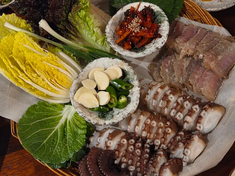 문어와 수육이 조화롭게 담긴 문어삼합