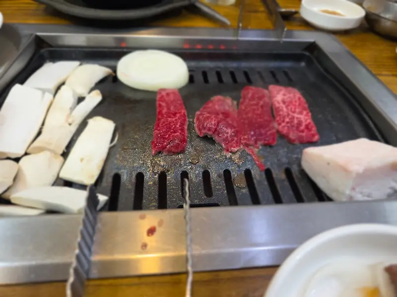 불판 위에서 구워지는 생고기