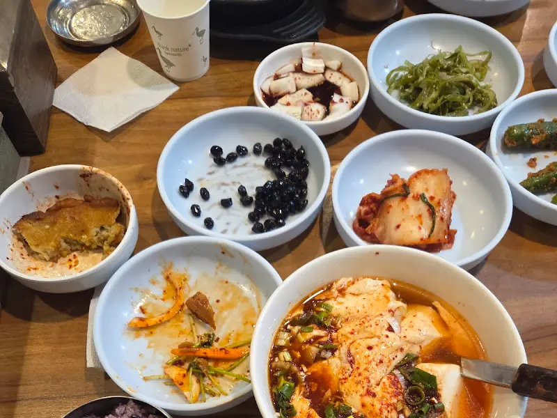 정갈하게 담긴 반찬들