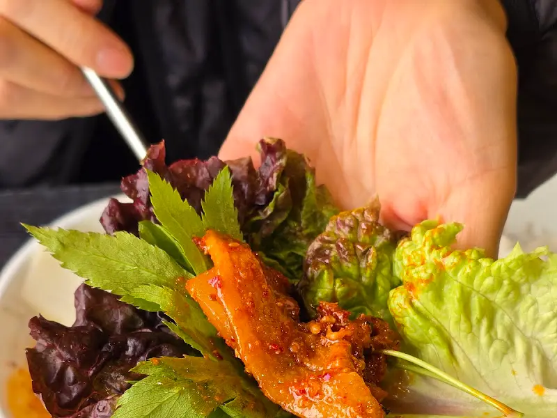 쌈을 싸서 먹는 모습