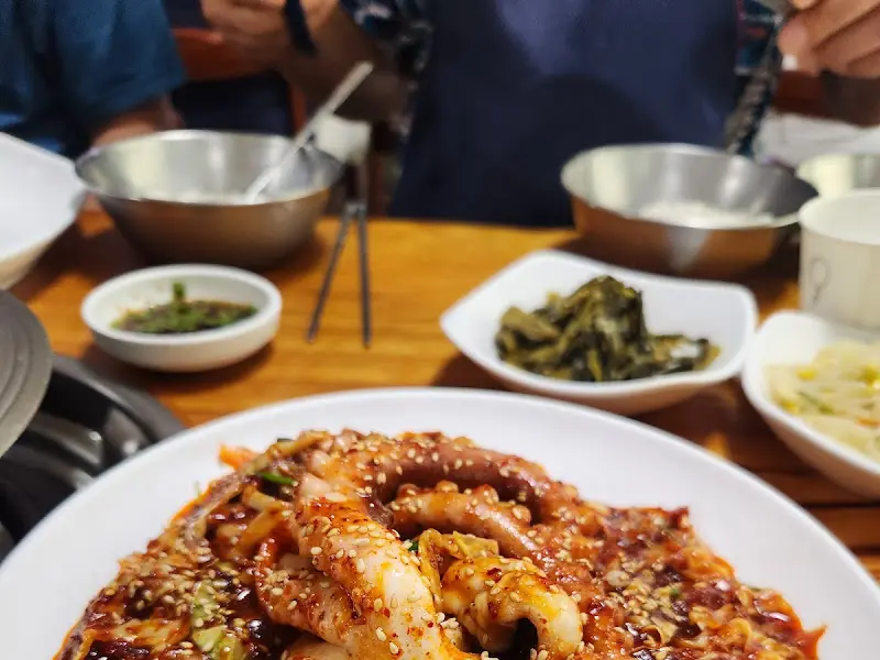 테이블 위에 놓인 낙지덮밥