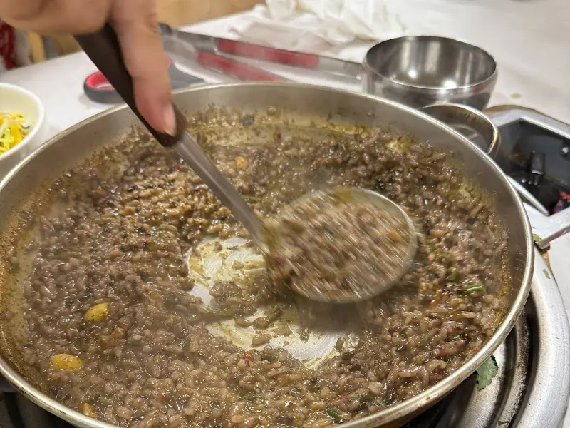 볶음밥을 만드는 모습