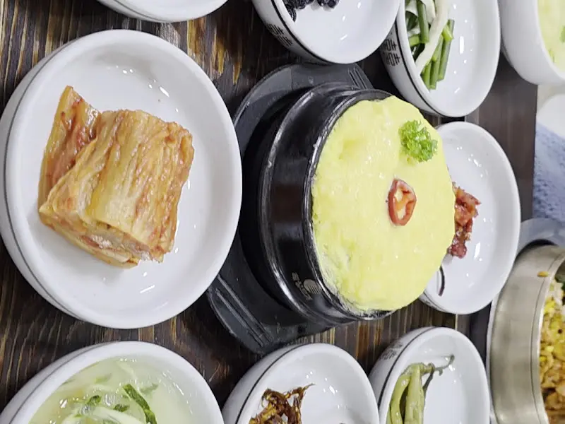 정갈하게 차려진 밑반찬과 계란찜