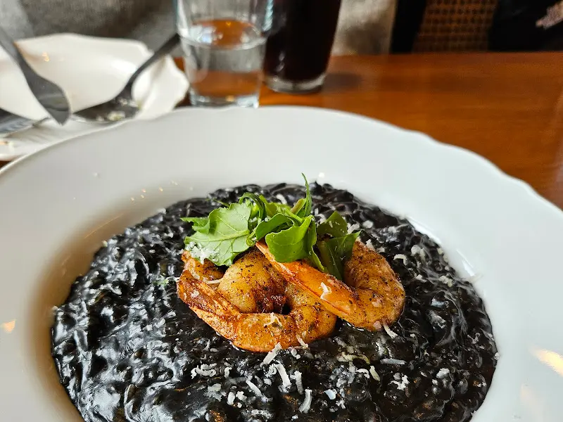 레오네 피제리아 오징어먹물리조또