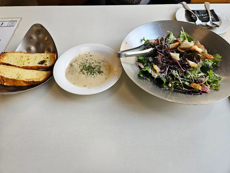 샐러드와 식전 빵