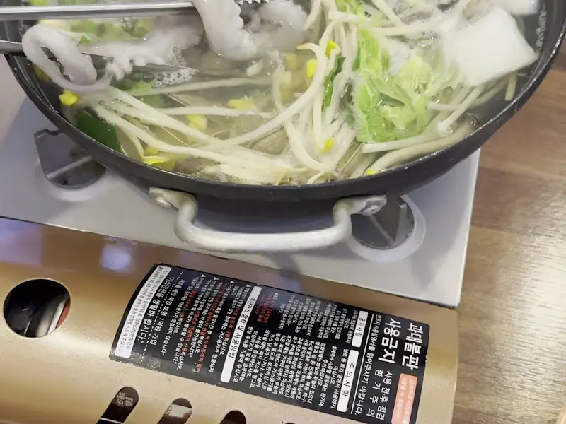 직원분이 먹기 좋게 손질해주는 산낙지