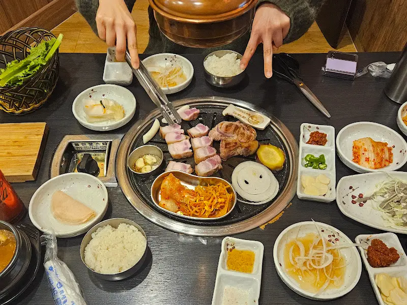 불판 가득 구워진 고기