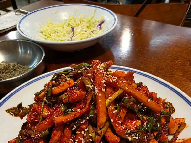 오징어 무침회의 풍성한 비주얼