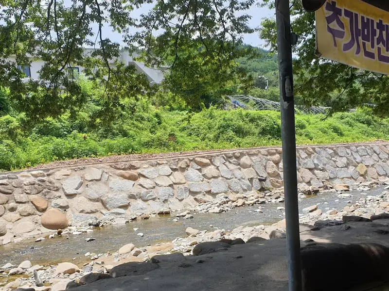계곡 옆 식당 풍경