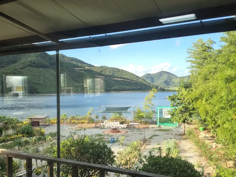 식당에서 바라본 저수지 뷰