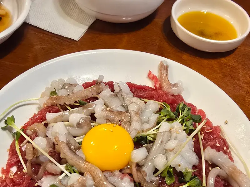 신선한 육회와 톡톡 터지는 낙지가 만난 육탕이