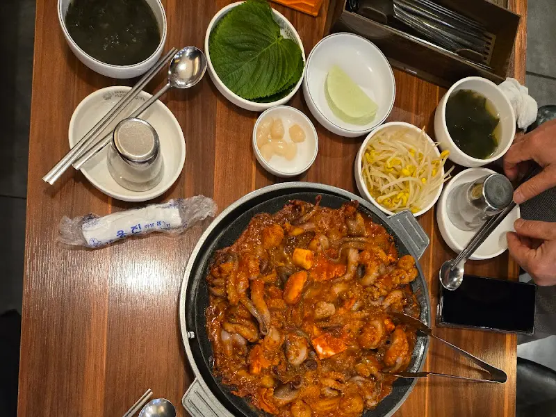 푸짐하게 차려진 쭈꾸미 한 상