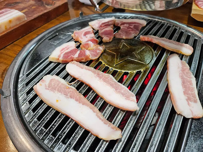 별 모양의 불판 위에서 익어가는 고기