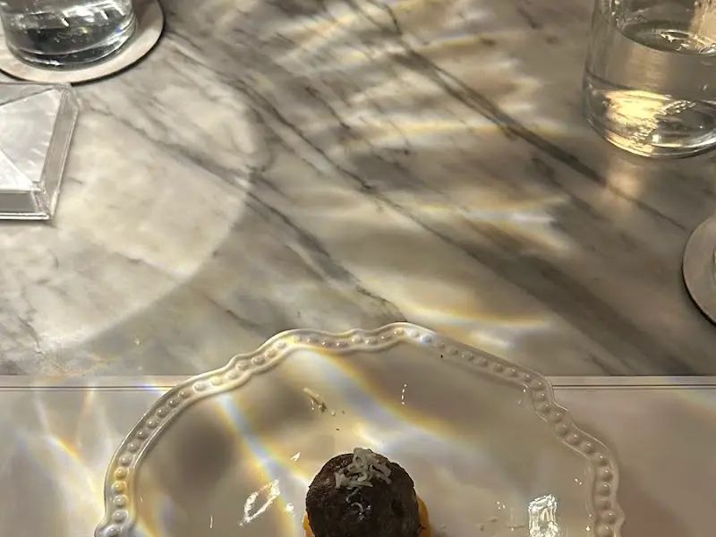 작은 빵 위에 올려진 고기