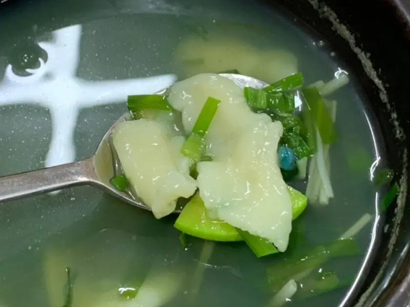 다슬기 수제비 근접 촬영