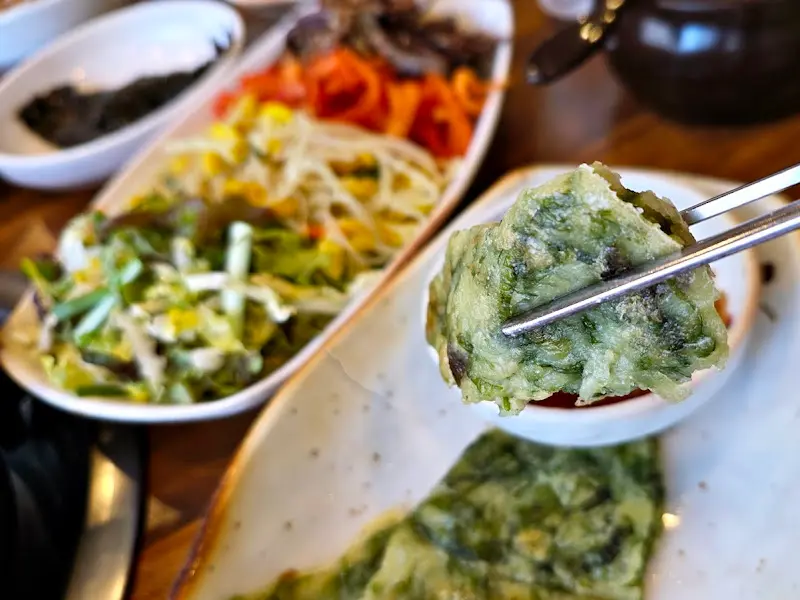 파래전을 젓가락으로 집어 올리는 모습