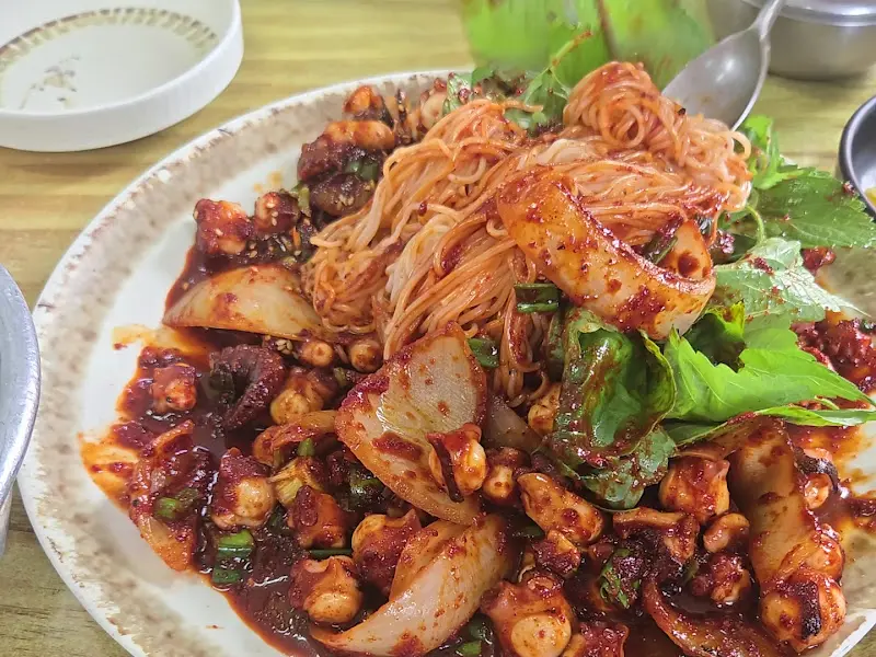 돌문어볶음과 소면의 조화