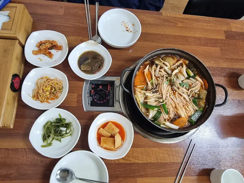 김치말이 만두전골과 밑반찬 전체 샷