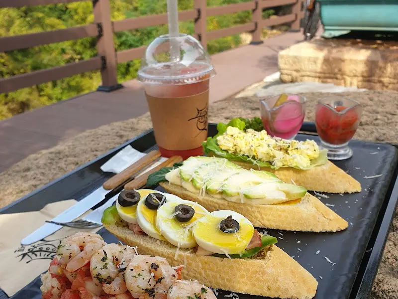 까망베르허니파니니와 샐러드