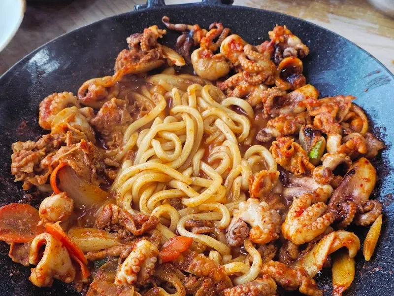 쭈꾸미와 우동 사리의 환상적인 조합