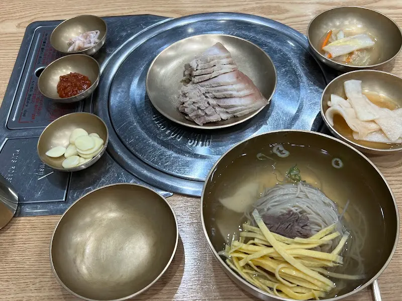 정갈하게 차려진 풍로옥의 한 상