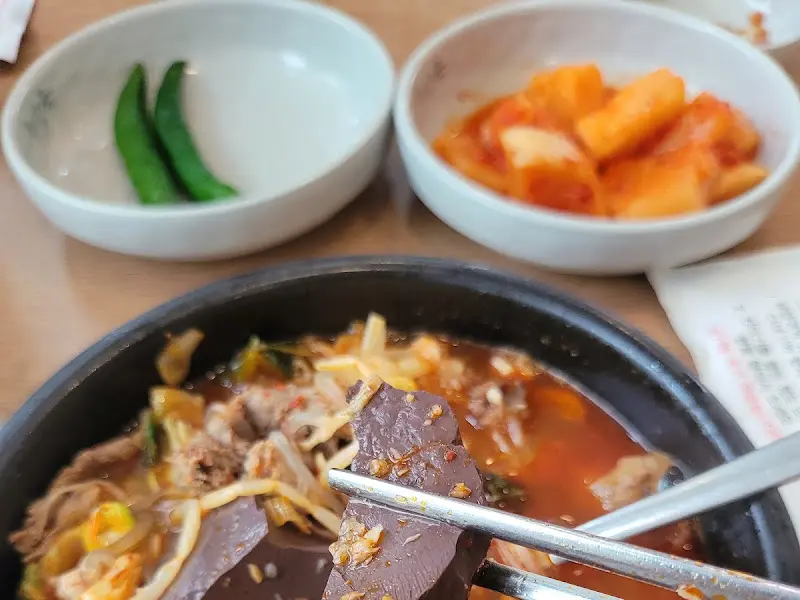 해장국과 곁들임 반찬