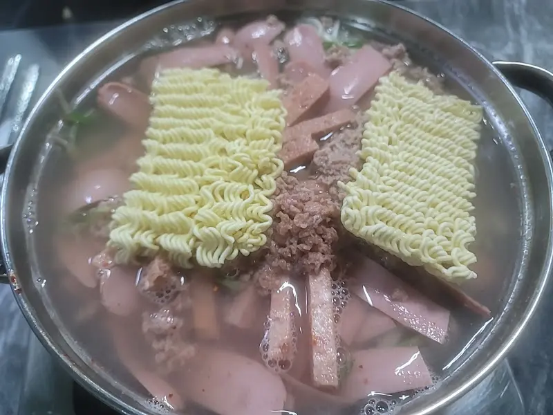 뽀얀 육수와 푸짐한 햄이 인상적인 부대찌개