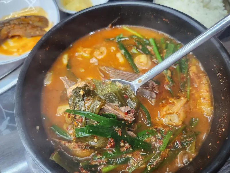 뚝배기 안에서 끓고 있는 염소탕