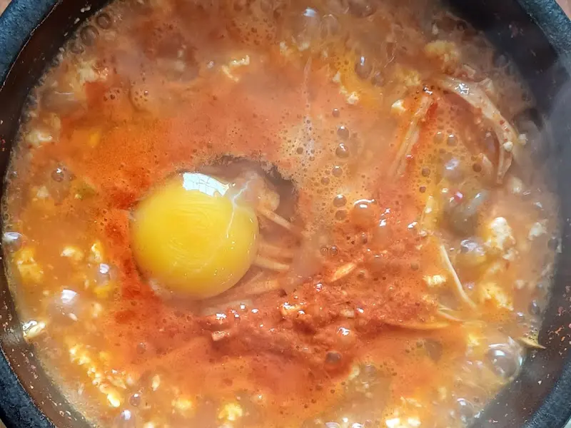 얼큰한 순두부찌개에 풀어 넣은 계란