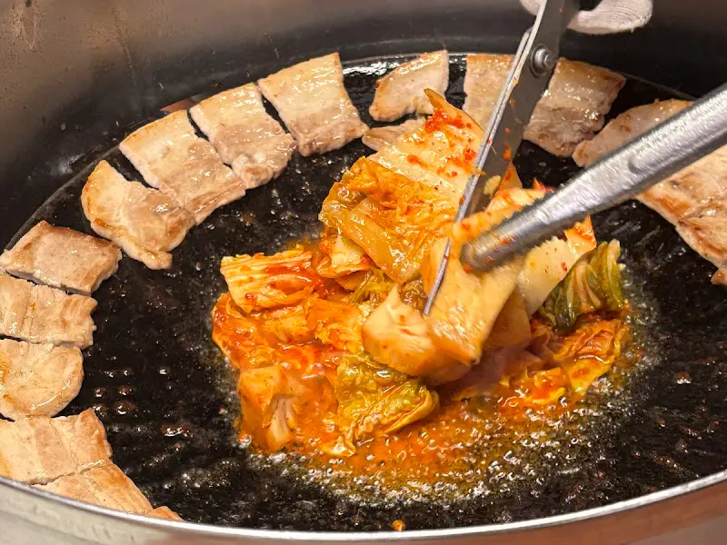 무쇠판에 익어가는 김치