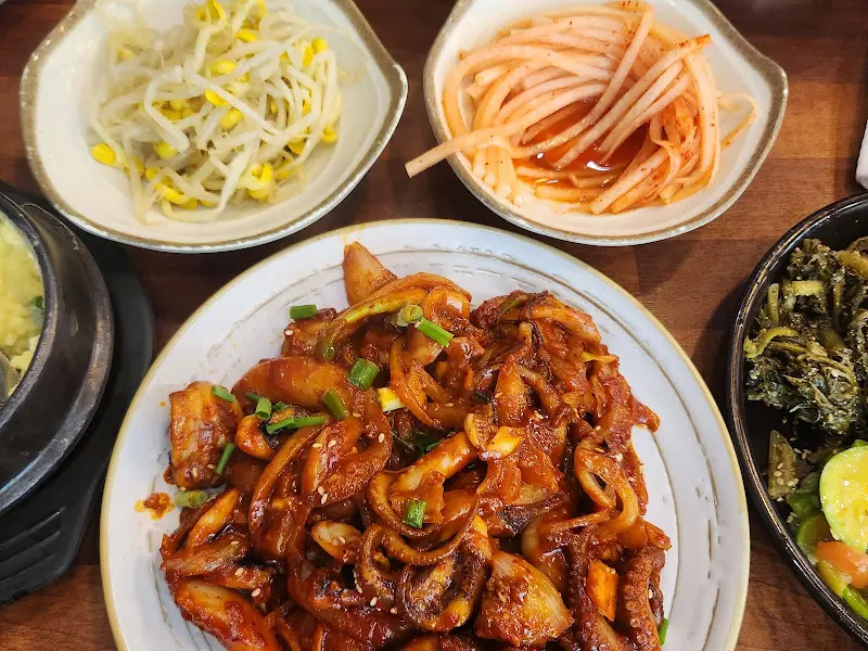 쭈꾸미볶음과 밑반찬