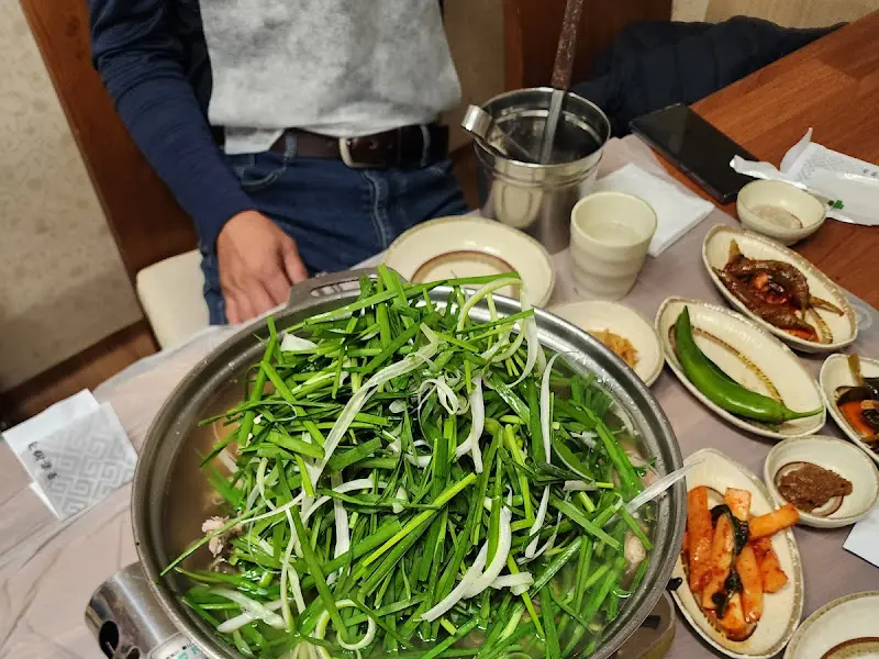 푸짐하게 담겨져 나온 능이버섯 토종닭 백숙