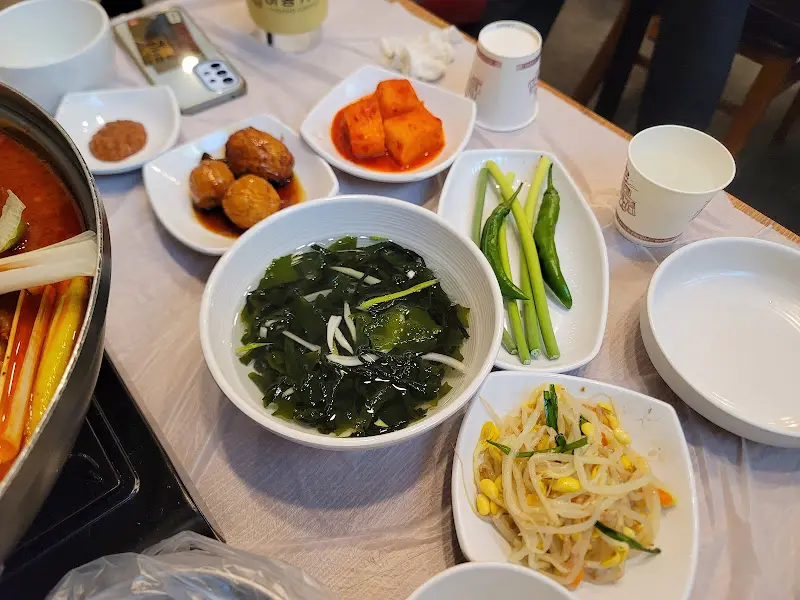 정갈하게 담겨 나온 밑반찬