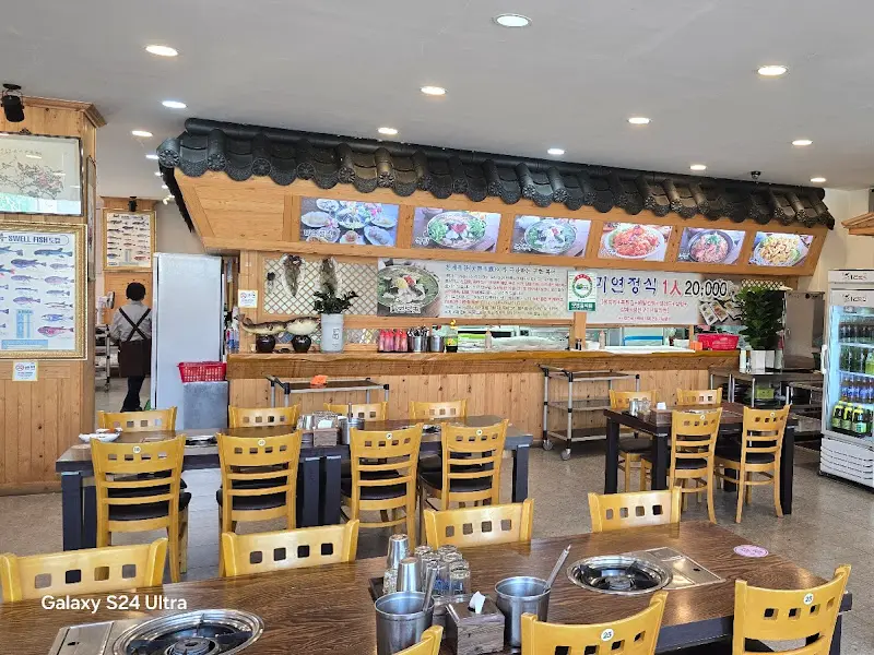 넓은 식당 내부