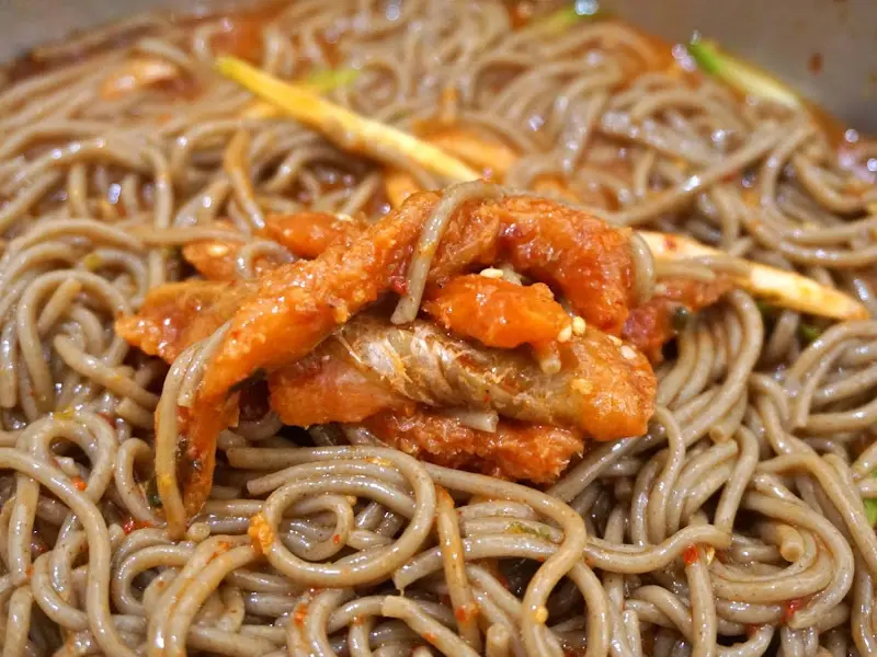 매콤달콤, 톡톡 터지는 식감이 일품인 명태회 막국수