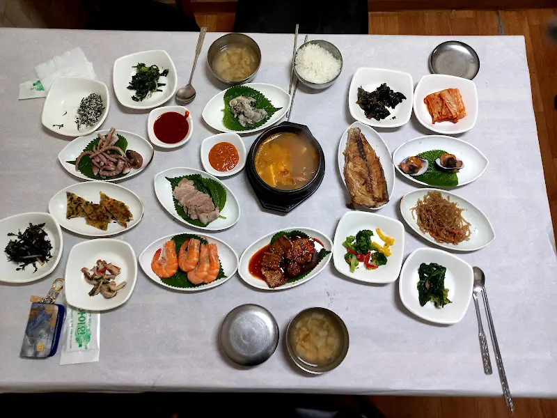 한상 가득 차려진 음식