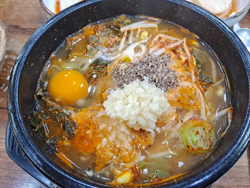 계란을 푼 모이세 해장국