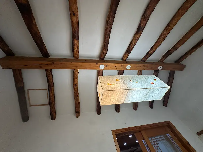 식당 내부의 정갈한 모습