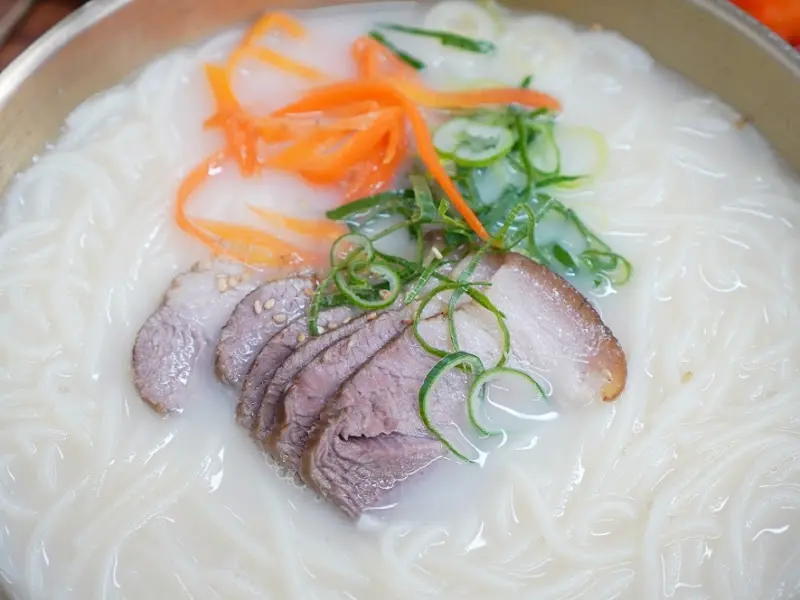 고기국수 면 클로즈업