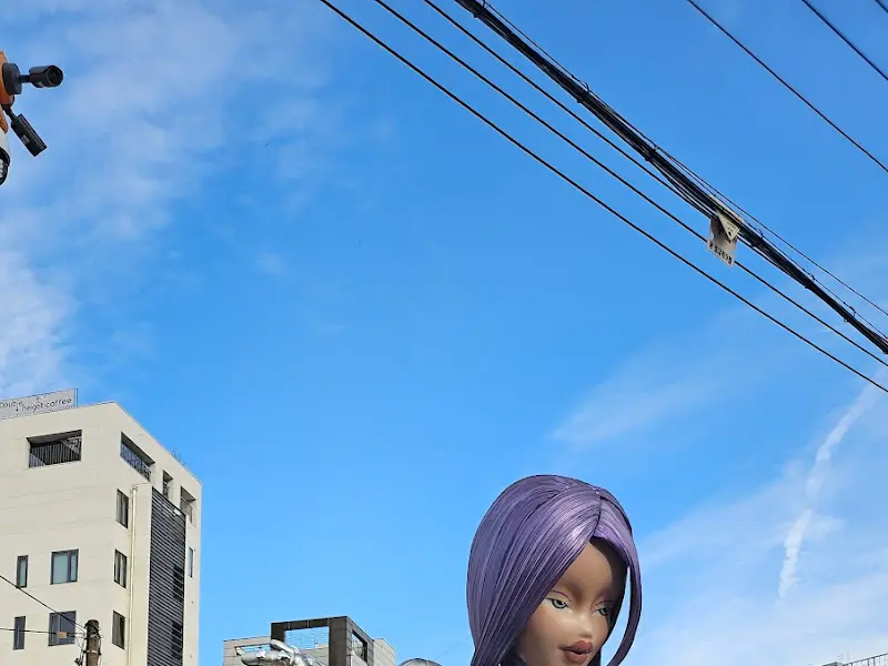 거대한 마네킹 조형물