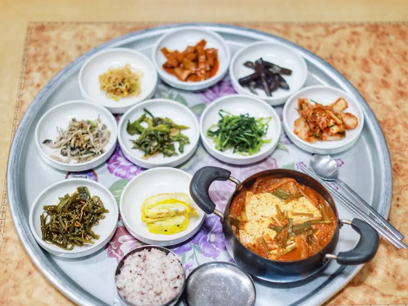 한 상 가득 차려진 김치찌개 정식