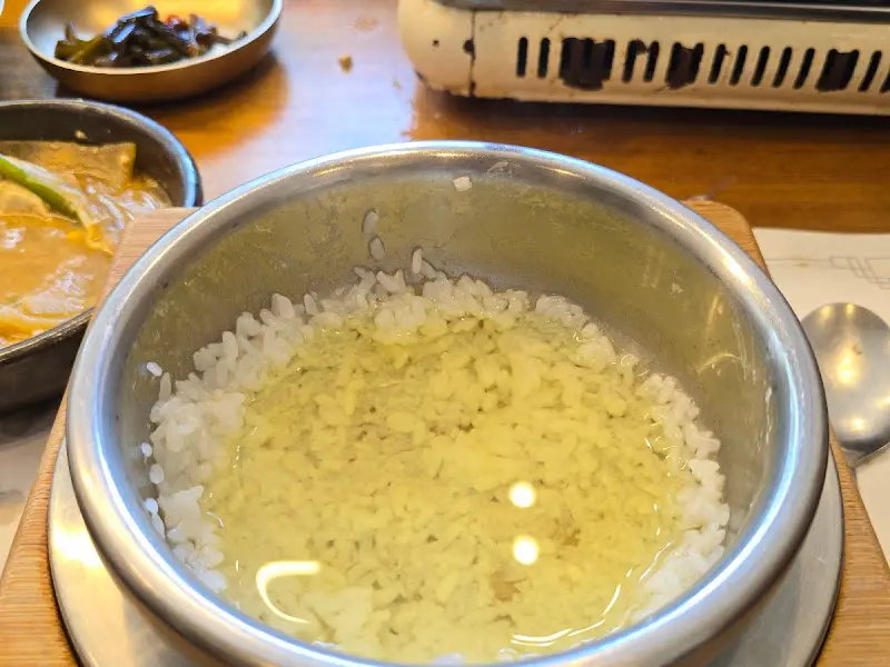 솥밥에 메밀차를 부어 만든 숭늉