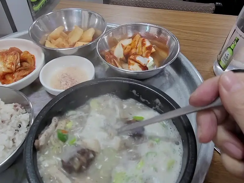 한상 가득 차려진 순대국